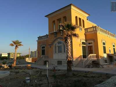 Il palazzo si presenta su due piani ed � caratterizzato per una scala monumentale che d� accesso all�entrata ad arco